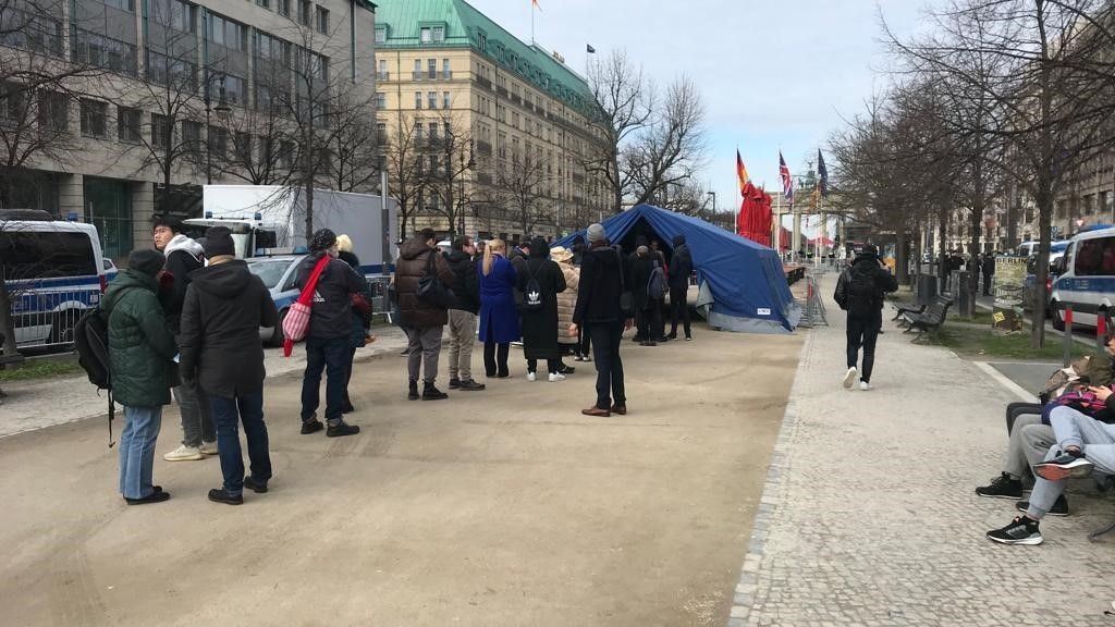 Die ersten Gäste warten schon. Erst kurz nach 15 Uhr werden Charles und Camilla am Brandenburger Tor zu sehen sein. 
