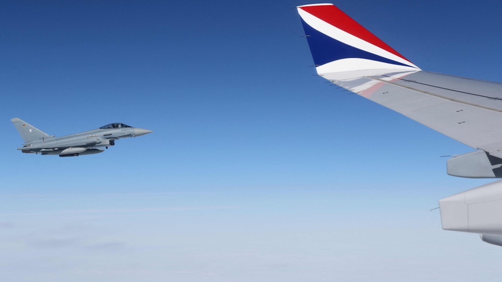 Zwei Eurofighter Typhoon eskortieren die Royals. 