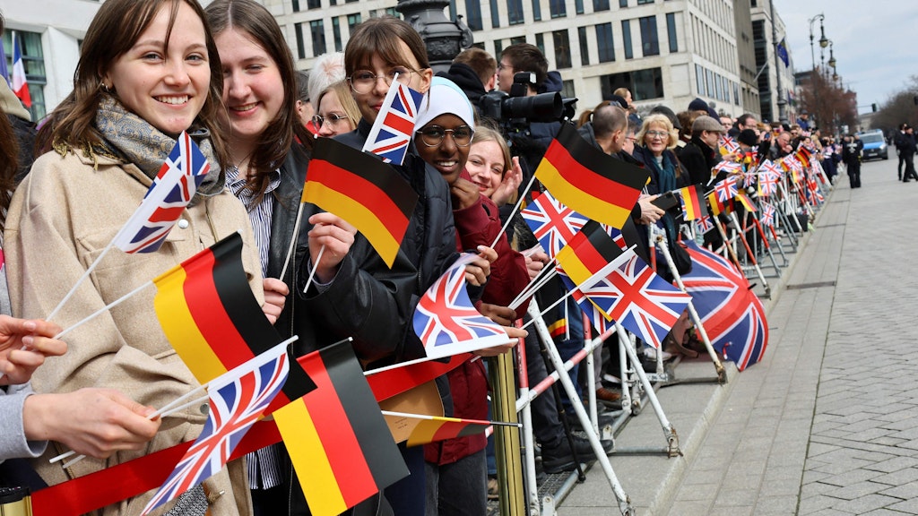 Am Brandenburger Tor warten die Menschen auf die Ankunft des Britischen Königs. 