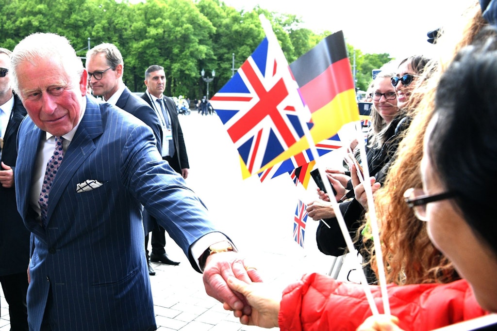 Charles bei einem seiner vergangenen Besuche in Berlin als er mit Zuschauern vor dem Brandenburger Tor sprach. 