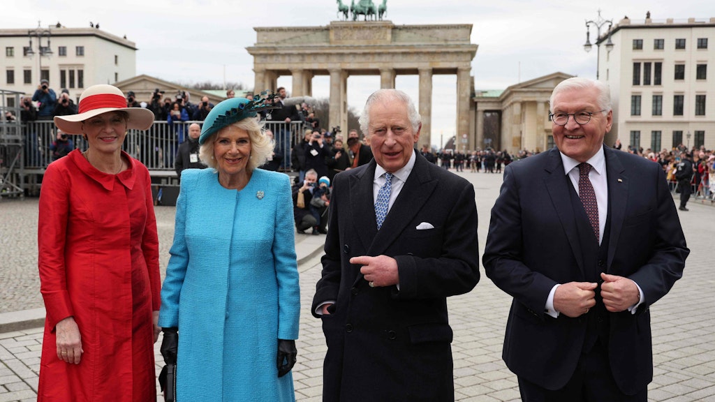 Vom Flughafen BER direkt zum Brandenburger Tor: König Charles und Camilla posieren mit Bundespräsident Frank-Walter Steinmeier und seiner Frau Elke Büdenbender, bevor der Empfang mit militärischen Ehren beginnt.