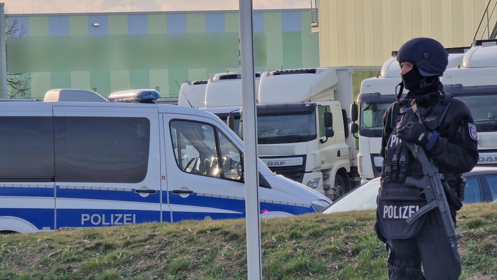 Mit Maschinenpistolen bewaffnete Polizisten sicherten das Gelände des Obst- und Gemüsegroßhandels, damit die Großdealer nicht auf die Idee kommen, sich die verlorene Ware mit Gewalt zurückzuholen.