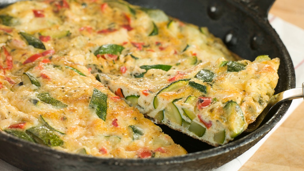 Das Rezept für saftige Gemüsetortilla lässt sich prima abwandeln, je nachdem was Sie noch im Kühlschrank haben.