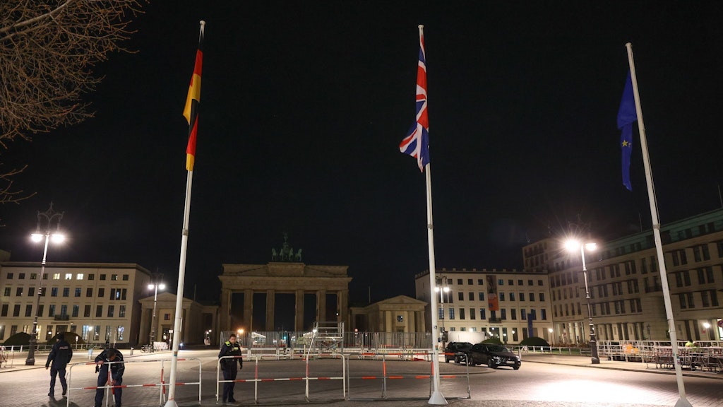 Die Polizei bereitet den Pariser Platz vor dem Brandenburger Tor für den Besuch von König Charles III. vor. 