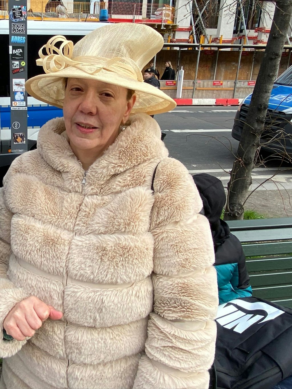 Royal-Fan Arlet von Klies wartet schon auf den Einlass am Brandenburger Tor. Die Lehrerin für Deutsch und Englisch trägt Hut, weil es auch die Königin so handhabt. 