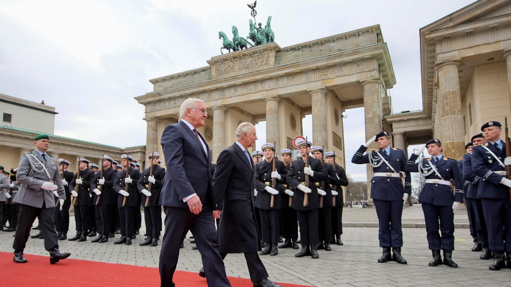Bundespräsident Frank-Walter Steinmeier und Charles III. schreiten die Ehrenformation ab. 