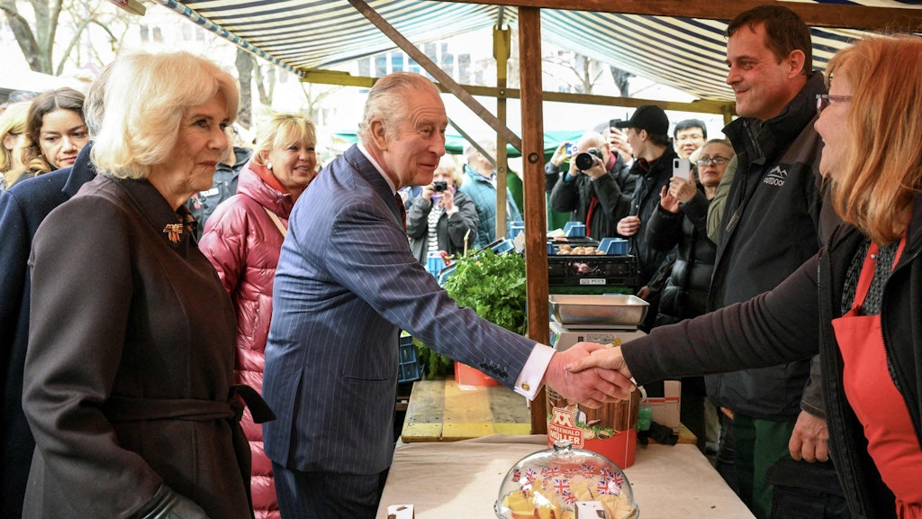 Charles und Camill an einem Spreewald-Stand auf dem Wochenmarkt am Wittenbergplatz