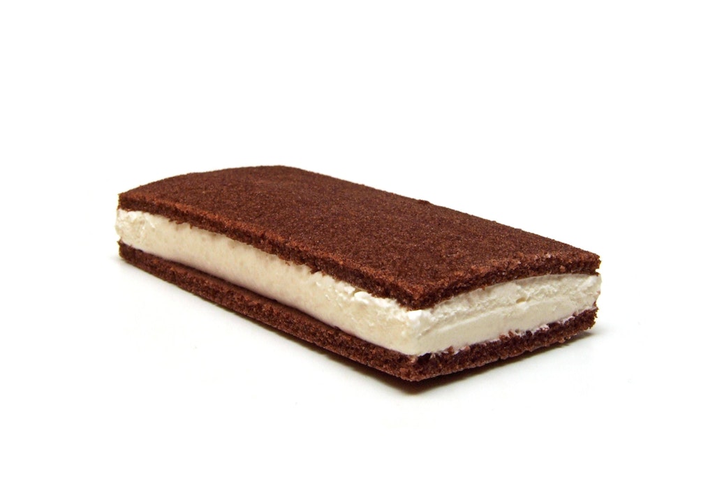 Jeder kennt sie und hat sie bestimmt auch schon mal genascht: Milchschnitte. Eine leckere Sahnecreme, gekühlt zwischen zwei Teigplatten.