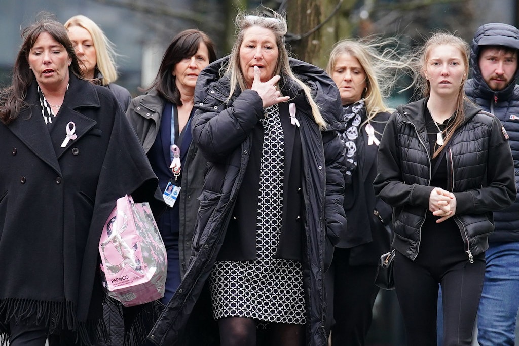 Die Mutter (M) des getöteten Mädchens kommt mit Familienmitgliedern zum Manchester Crown Court. (Archivfoto)