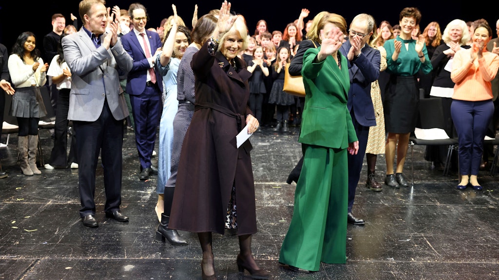 Königsgemahlin Camilla mit Bundespräsidenten-Gattin Elke Büdenbender auf der Bühne der Komischen Oper in Berlin