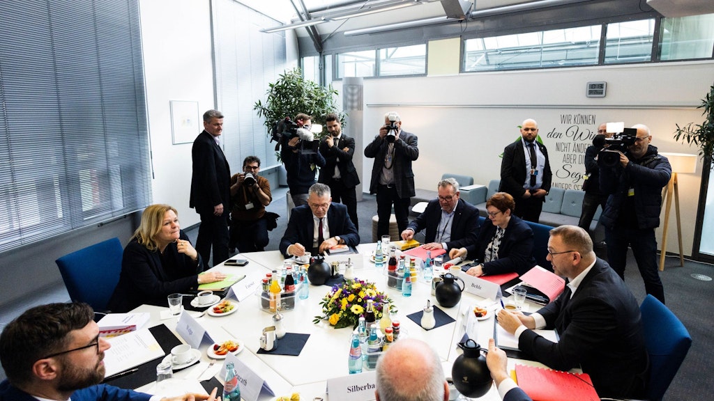 Bundesinnenministerin Nancy Faeser (2.v.l), Verdi-Chef Frank Wernece (r.), der dbb-Vorsitzende Ulrich Silberbach (M.) und weitere Teilnehmer zu Beginn der dritten Tarifverhandlungsrunde in Potsdam. 