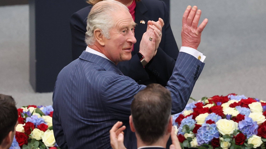 König Charles III. verlässt den Bundestag: In seiner Rede hatte er auch über die Gemeinsamkeiten der Deutschen und Briten gesprochen und sorgte mit feinsten britischen Humor für Lacher im Parlament. 