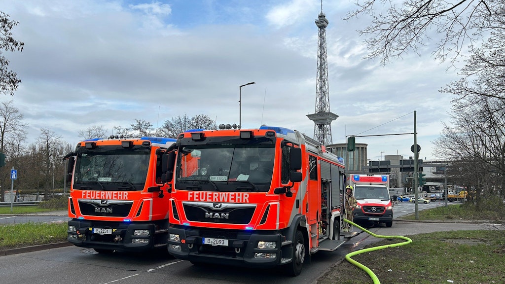 Das Löschwasser musste vom Messedamm herangeschafft werden, weil es auf der Autobahn keine Hydranten gibt und der Wasservorrat im Löschfahrzeug dort nicht ausreichte.