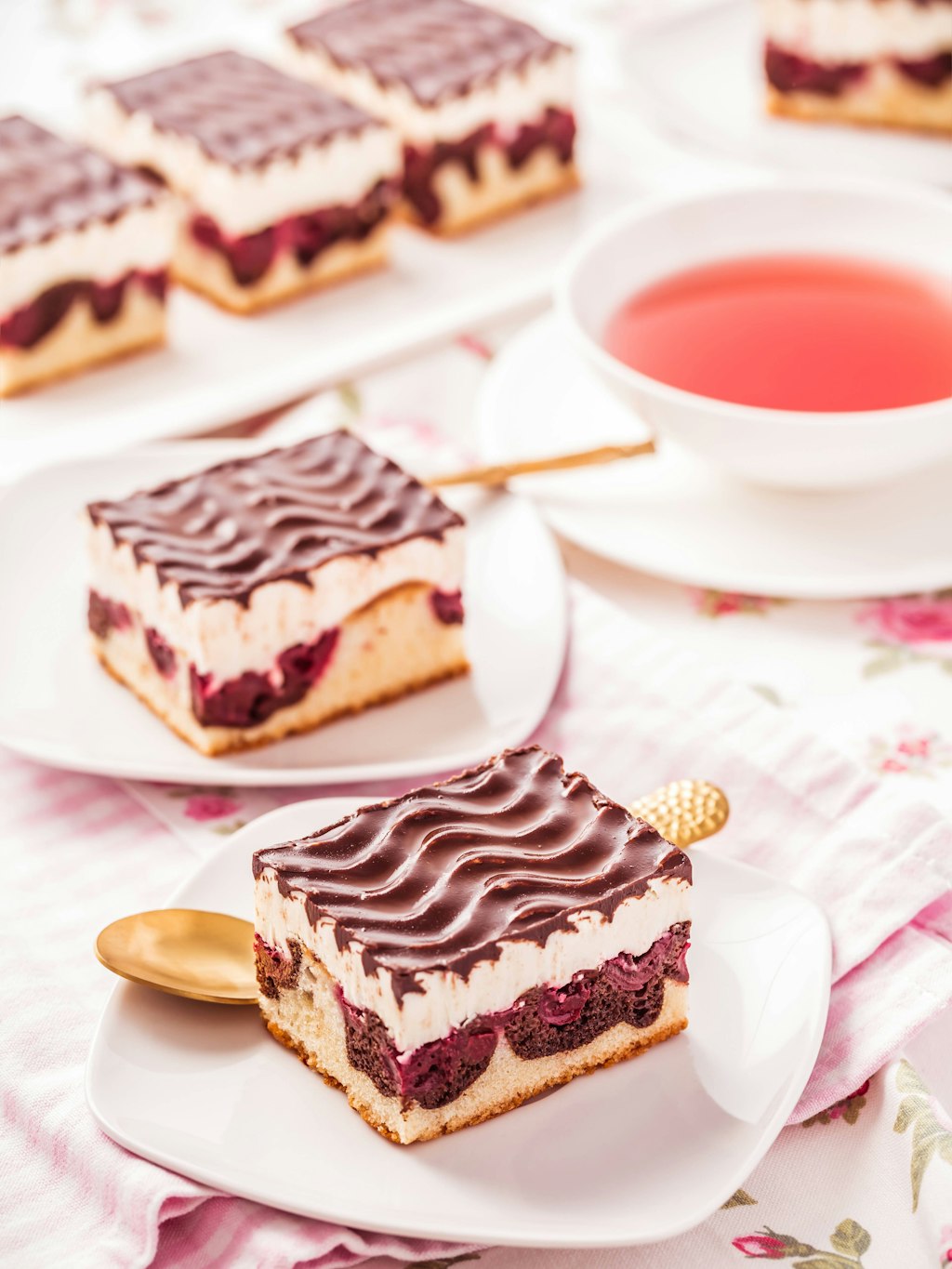 Donauwelle oder Schneewittchenkuchen? Das Rezept ist das gleiche! Hinein gehören zweierlei Teig, Kirschen, Pudding und Schoko-Guss.