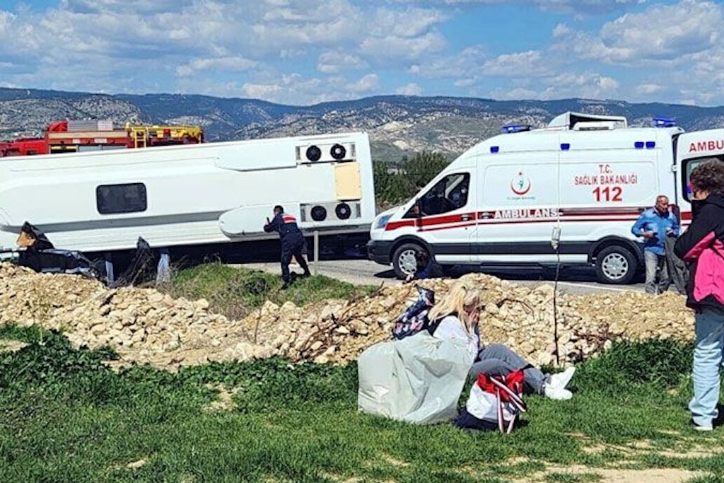 Auf dem Foto sind ein umgekippter Bus und ein Rettungswagen zu sehen. Bei dem Unfall starben ein Autofahrer und eine deutsche Urlauberin. Weitere 23 Menschen wurden verletzt und werden in Krankenhäusern behandelt. 