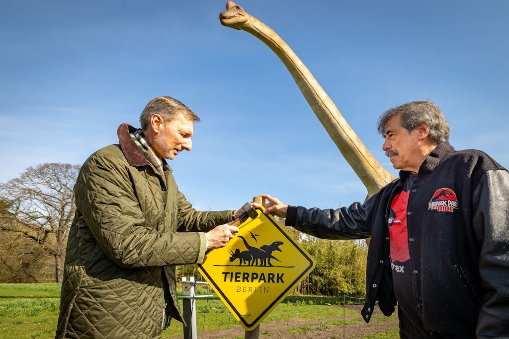 Andreas Knieriem und Dino Don bei der Eröffnung der großen Dino-Schau. 