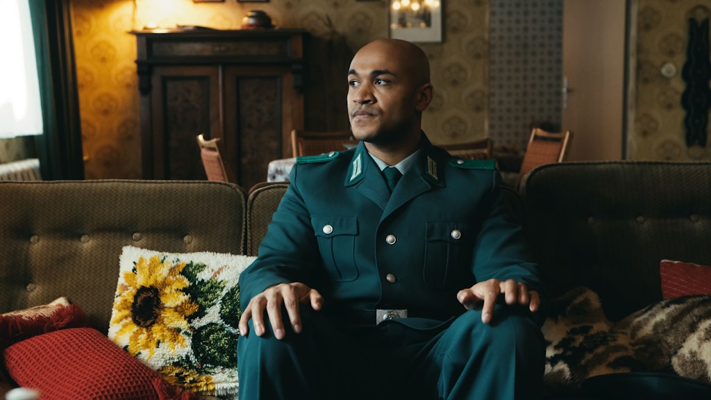 Sam (Malick Bauer) in einer Szene des Films "Sam: Ein Sachse". Die Serie erzählt die Geschichte von Samuel Meffire.