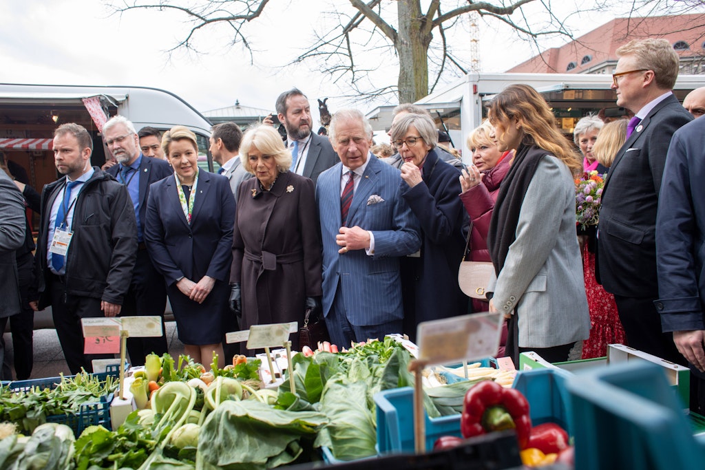 Knackiges Gemüse aus dem Osten auf dem Wochenmarkt im Westen Berlins: König Charles III., Camilla und Franziska Giffey sind bei ihrem Wochenmarkt-Bummel auf dem Wittenbergplatz begeistert.