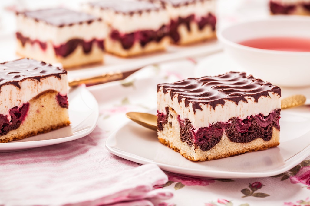 Einfach lecker! Ob sie den Kuchen Schneewittchenkuchen oder Donauwelle nennen: Dieses Rezept ist einfach ein echter Klassiker!