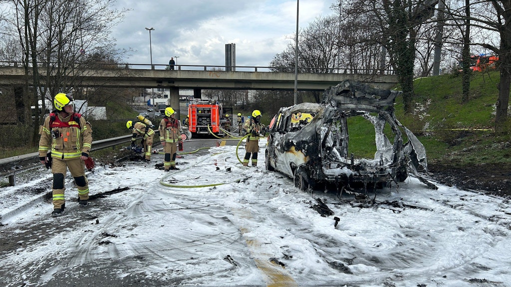 Wie eine geplatzte Konservendose, so beschrieb der Feuerwehrsprecher den ausgebrannten Krankentransportwagen