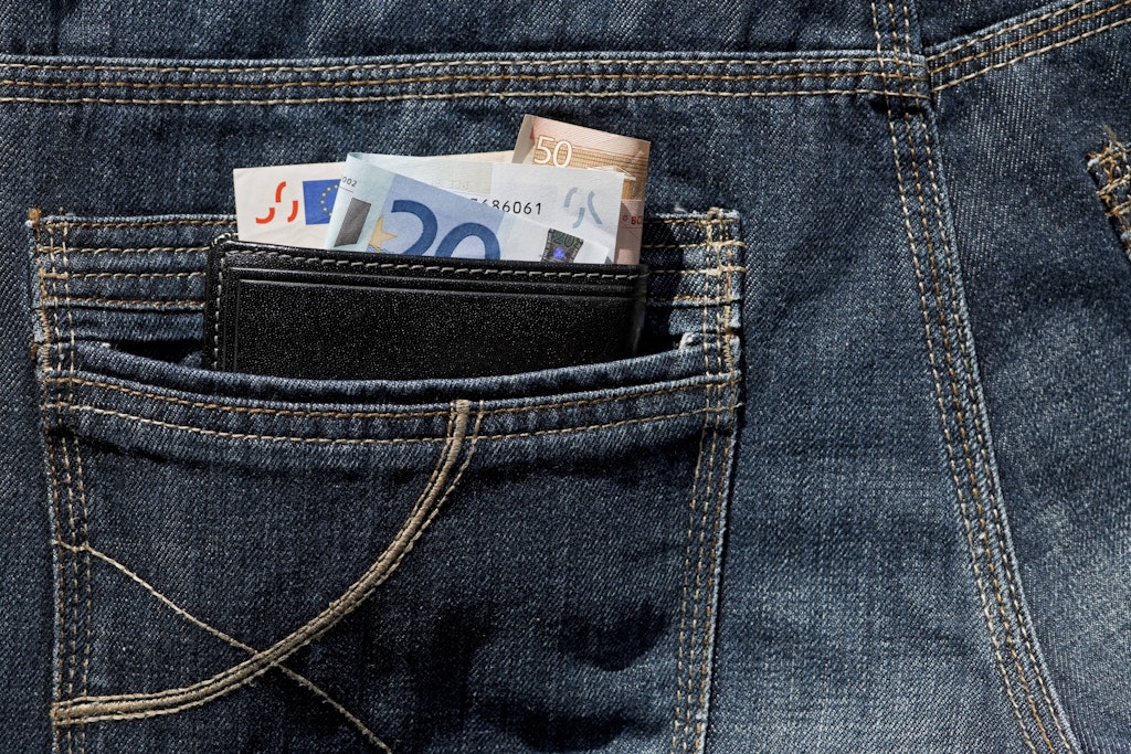 Die Geldbörse sollte nicht in der Gesäßtasche aufbewahrt werden - das kann gesundheitliche Folgen haben!
