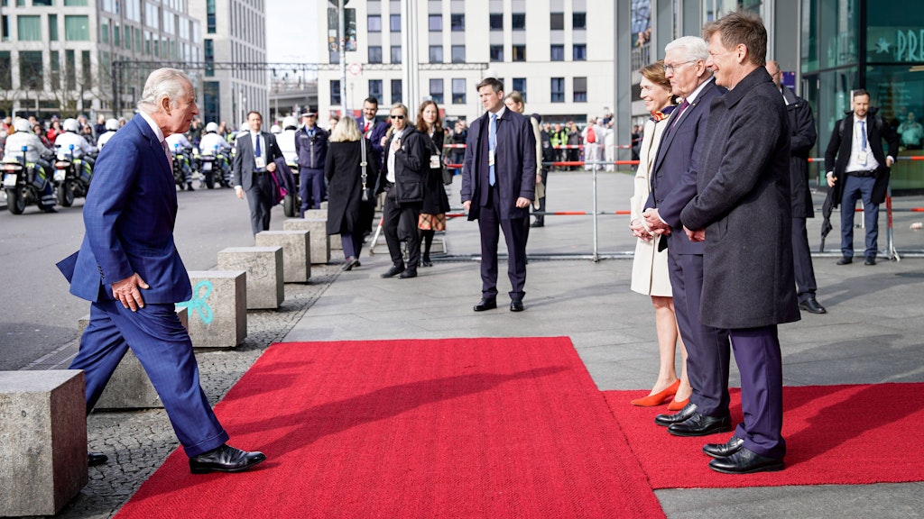 Bundespräsident Frank-Walter Steinmeier und First Lady Elke Buedenbender begrüßen Charles und Camilla mit Bahnchef Richard Lutz am Berliner Hauptbahnhof. 