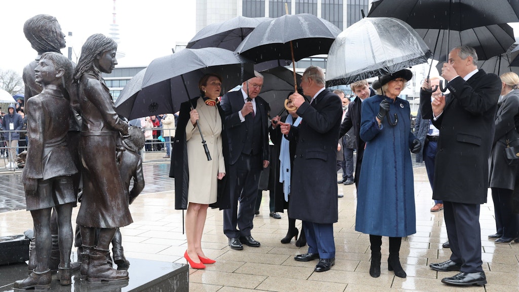 Bei der Ankunft in Hamburg regnet es. Charles und Camilla am Denkmal „Kindertransport – Der letzte Abschied/The Final Parting“.