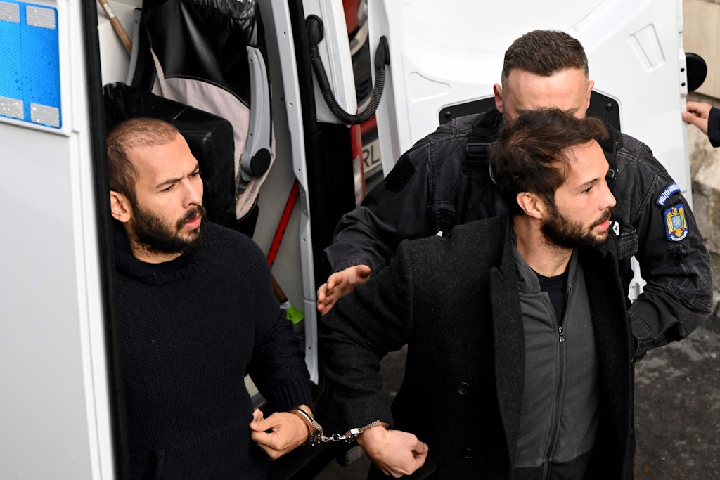 Der britisch-amerikanische Influencer Andrew Tate (l.) und sein Bruder Tristan (r.) sowie zwei mutmaßliche Komplizinnen kommen aus der Untersuchungshaft. Sie werden unter Hausarrest gestellt. (Archivfoto) 