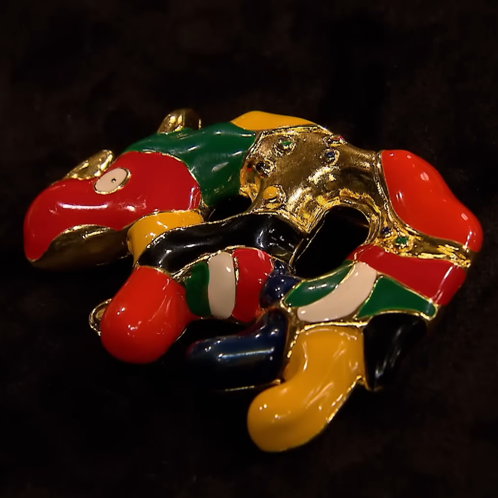 Die Brosche, die bei „Bares für Rares“ auf dem Expertisen-Tisch landete, stammt von Künstlerin Niki de Saint Phalle.