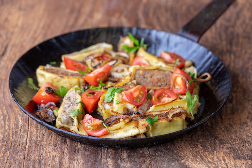 Dieses Rezept für Maultaschen-Pfanne mit Gemüse macht satt und ist schnell gemacht.