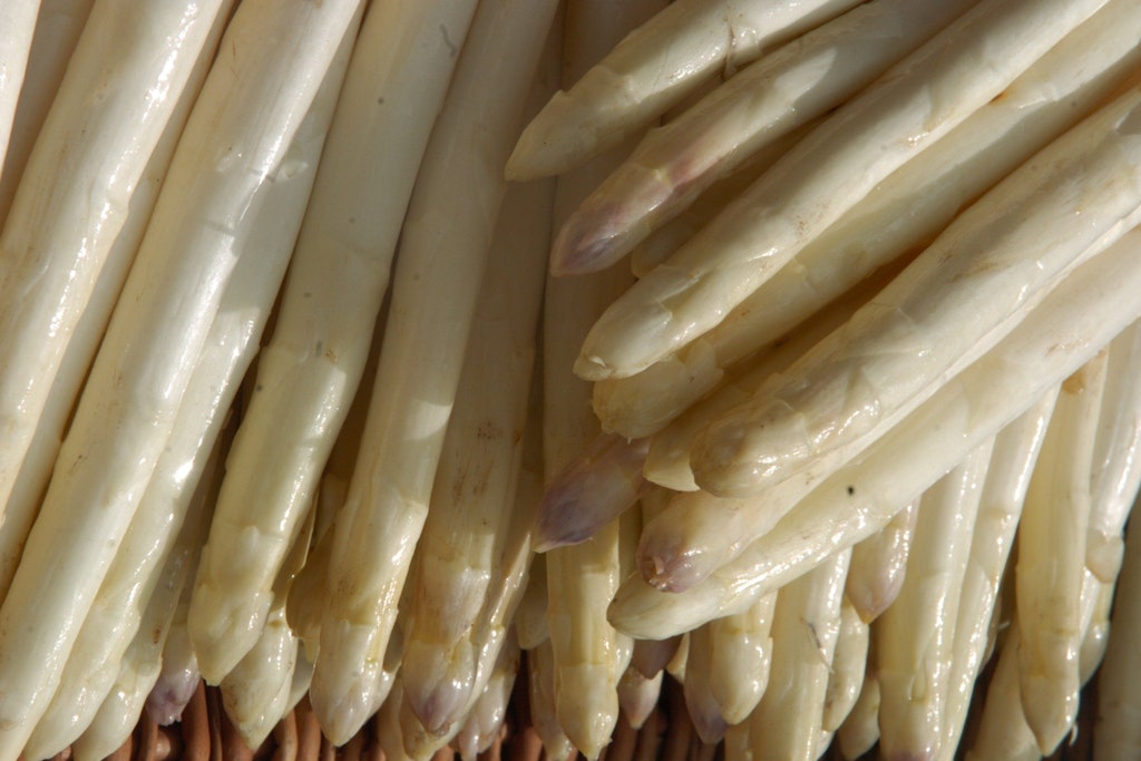 Die Saison ist gestartet, der erste Spargel liegt auch schon im Supermarkt. Doch die Preise werden jetzt schon kräftig fallen.