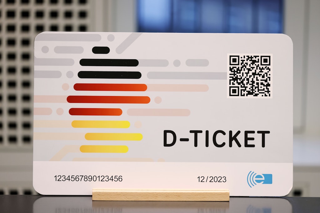Das Modell eines Deutschlandtickets. Verkauft wird es unter anderem von der Deutschen Bahn und vielen Verkehrsverbünden.