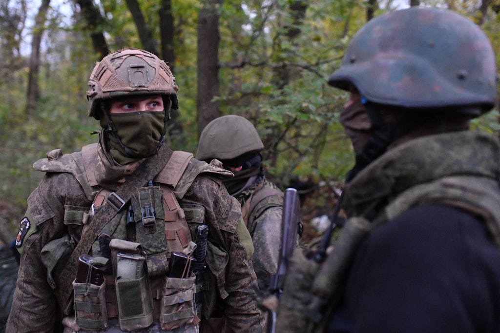Söldner der russischen Wagner-Gruppe in der Ukraine. In ihren Reihen kämpfen auch verurteilte Mörder, die dafür begnadigt werden.