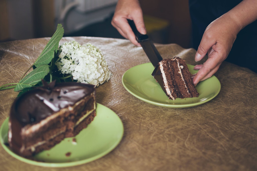 Das Rezept für Bounty-Kuchen überzeugt durch die Mischung aus cremiger Kokosfüllung und knackiger Schokolade.