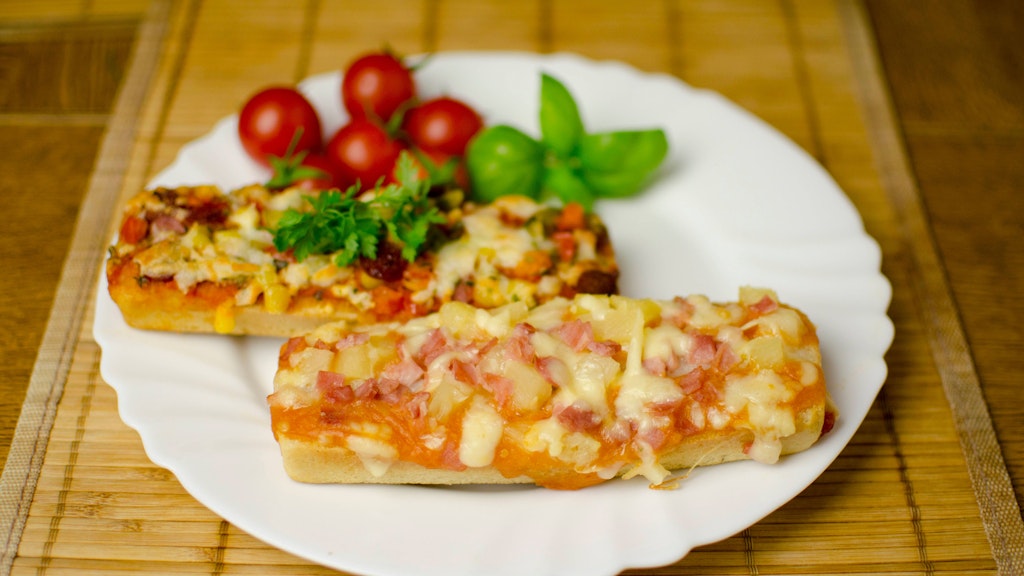 Super vorzubereiten und ein leckerer Snack: Probieren Sie das Rezept für selbstgemachte Pizza Baguettes gleich aus!