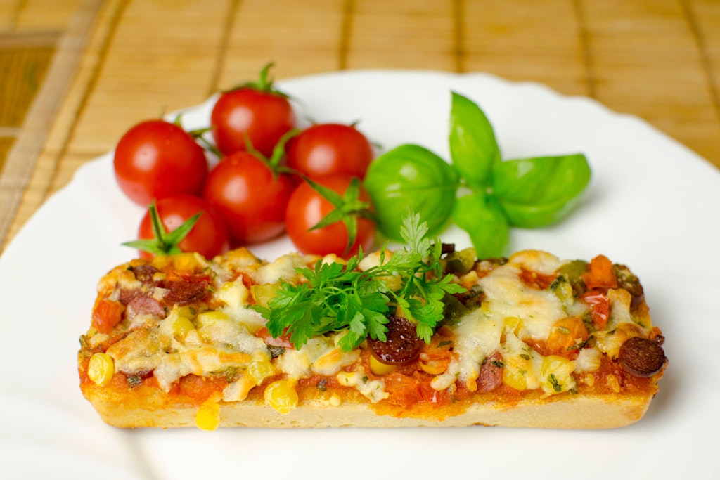 Das Rezept für selbstgemachte Pizza Baguettes lässt sich prima variieren.