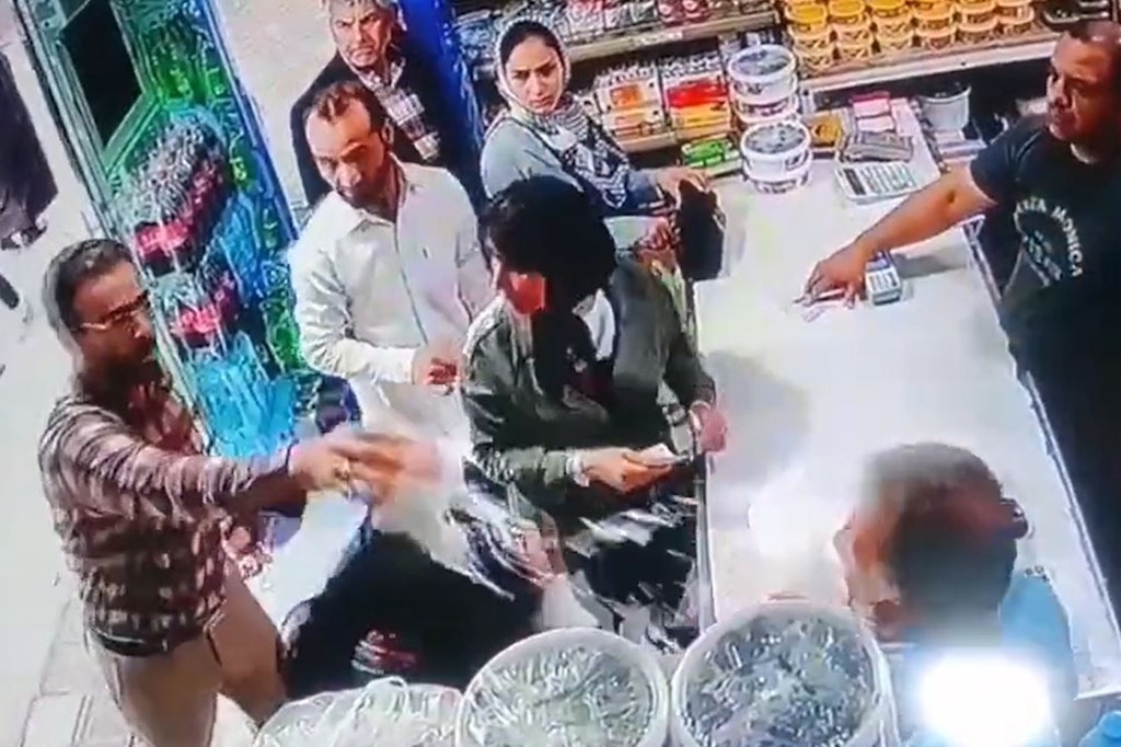 Ein Mann greift zwei Frauen, die kein Kopftuch tragen, mit Joghurt an.
