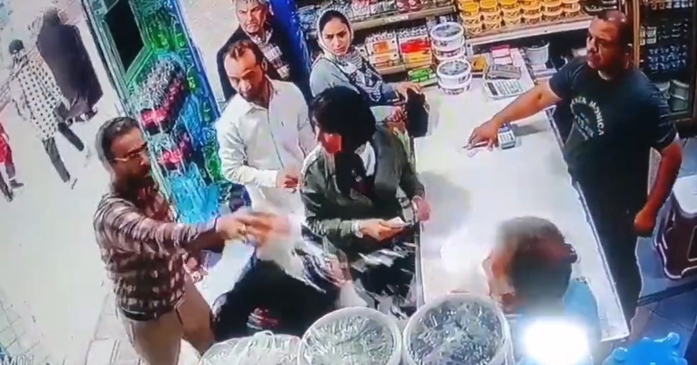 Mann greift Frauen ohne Kopftuch mit Joghurt an: Alle drei werden ...