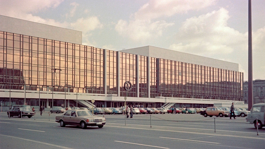 Die kupferfarbene Glasfassade war das Markenzeichen des Palastes der Republik. Hier ein Bild von 1980.