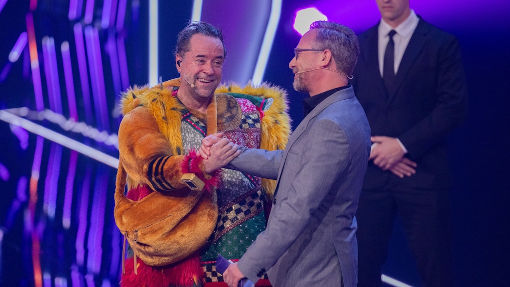 „The Masked Singer“-Moderator Matthias Opdenhövel mit Jan Josef Liefers nach der Demaskierung.