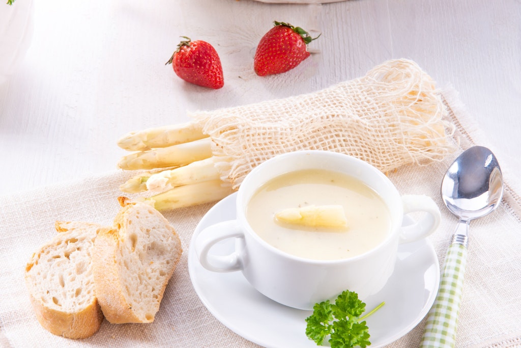 Ein frische Spargelsuppe ist immer lecker. 