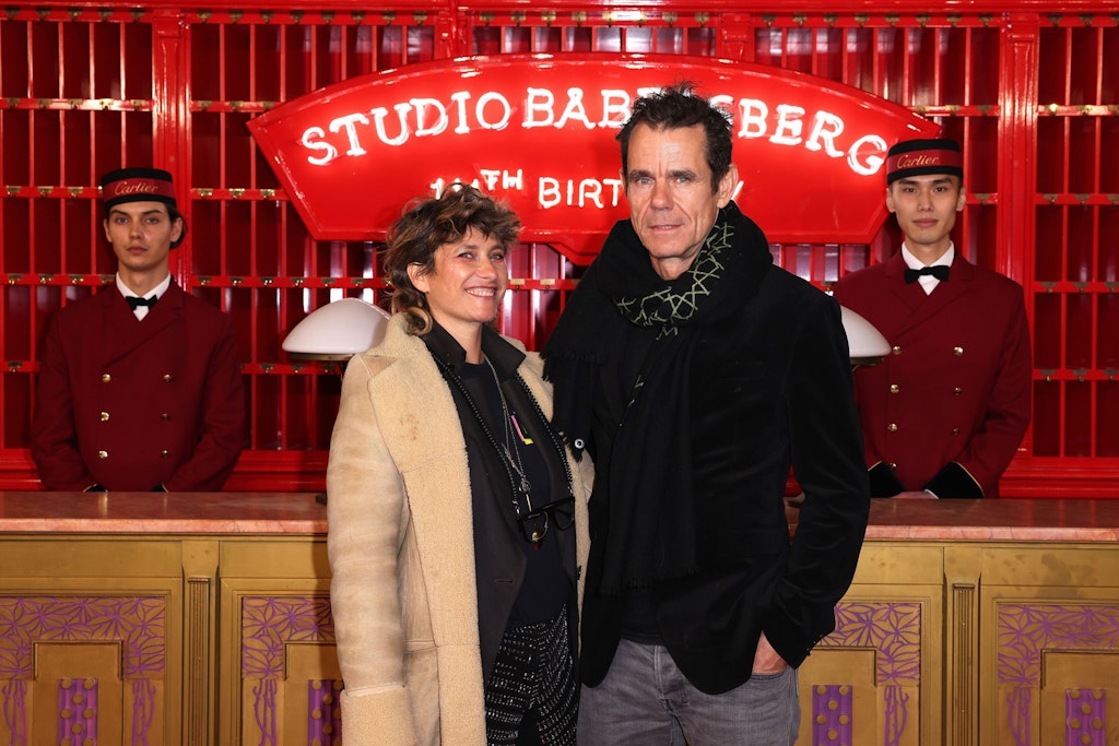 Regisseur Tom Tykwer („Babylon Berlin“) mit seiner Frau Marie Steinmann bei der Feier zum 111. Geburtstag der Filmstudios Babelsberg
