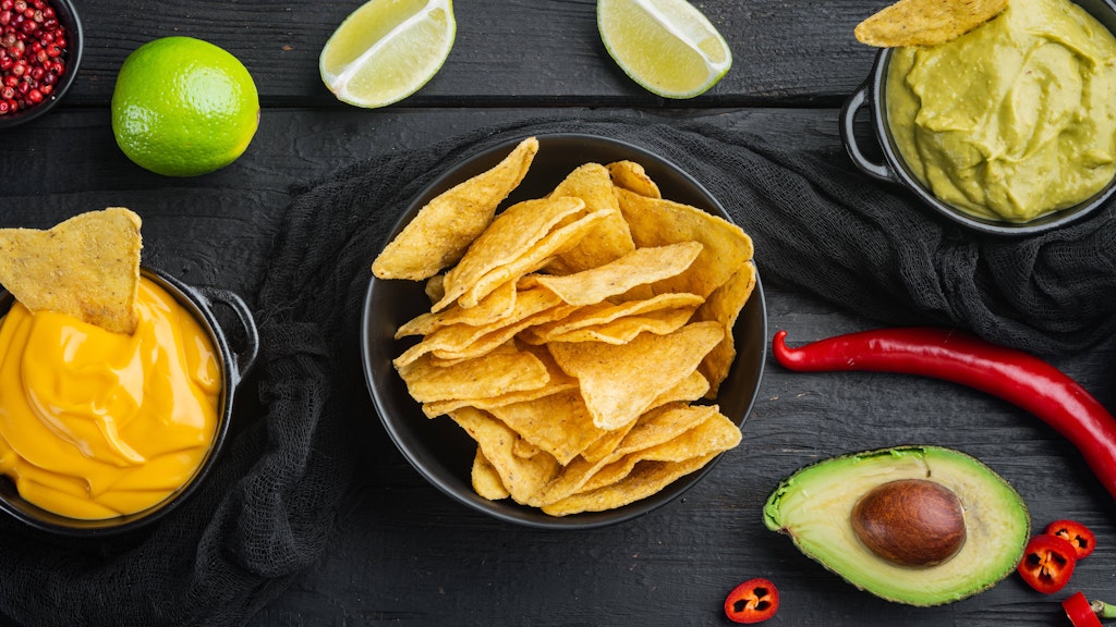 Ein Käse-Dipp passt perfekt zu Tortilla-Chips.