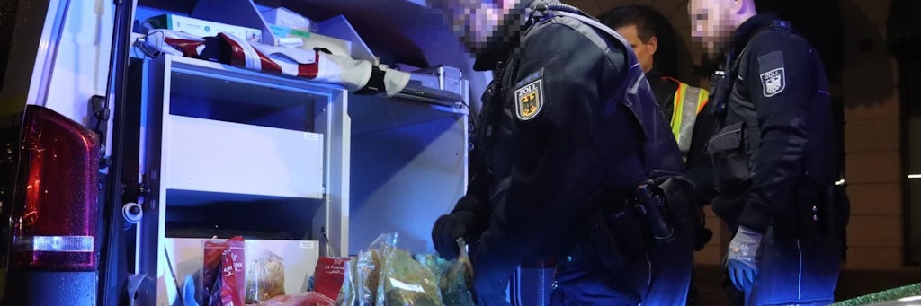 Zollbeamte mit beschlagnahmtem Wasserpfeifen-Tabak. In Karim Benyaminas Lokal wurde nichts Illegales gefunden.