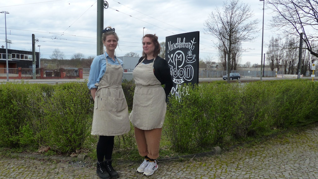 Anne Werner (l.) und Ana Fortes vom Café Muschkebart Blockdammweg Ecke Köpenicker Chaussee. Die Neubauten würden hinter ihnen auf der anderen Straßenseite entstehen. Anne Werner, leicht ironisch, würde sogar das geplante Hochhaus tolerieren: Sein Schatten würde im Sommer gegen Hitze helfen.