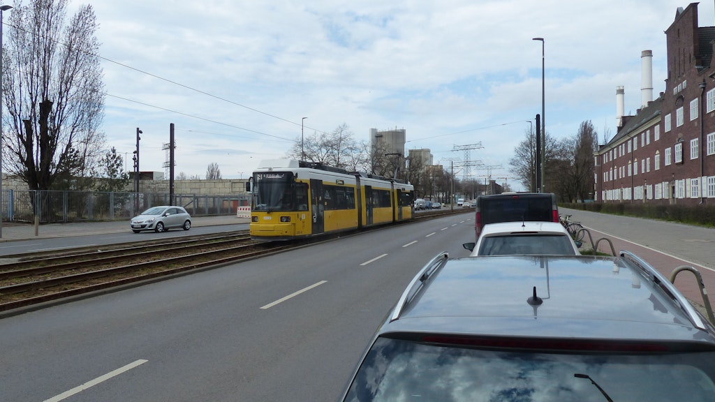 Bislang fährt pro Richtung nur alle 20 Minuten eine Straßenbahn der Linie 21 durch die Köpenicker Chaussee an der Gaswerksiedlung vorbei.