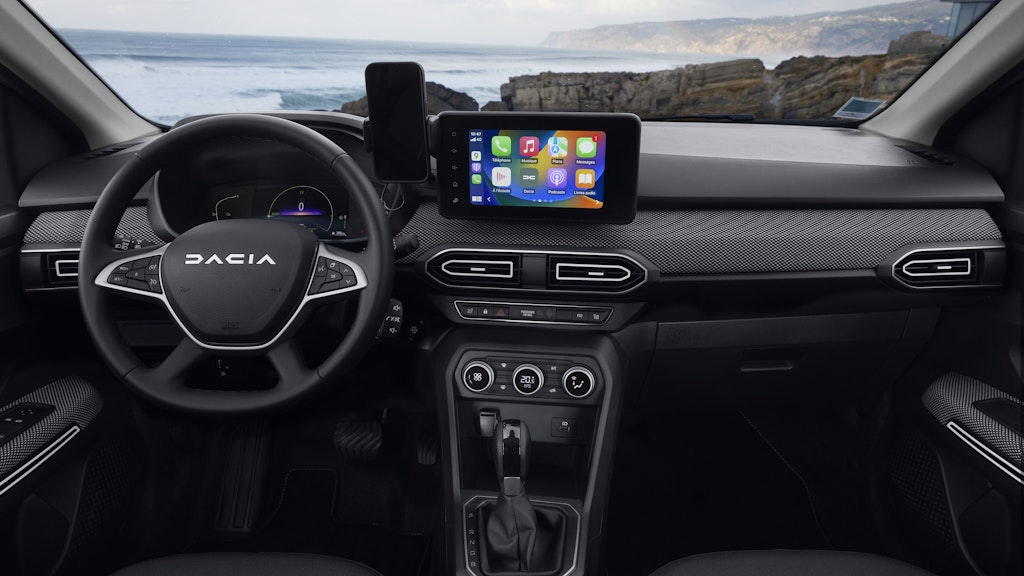 Das Cockpit mit dem Tachometer ist digital, der 8-Zoll-Touchscreen zum Steuern des Infotainmentsystems ist beim Hybrid 140 im Gegensatz zum Jogger-Einstiegsmodell inklusive.