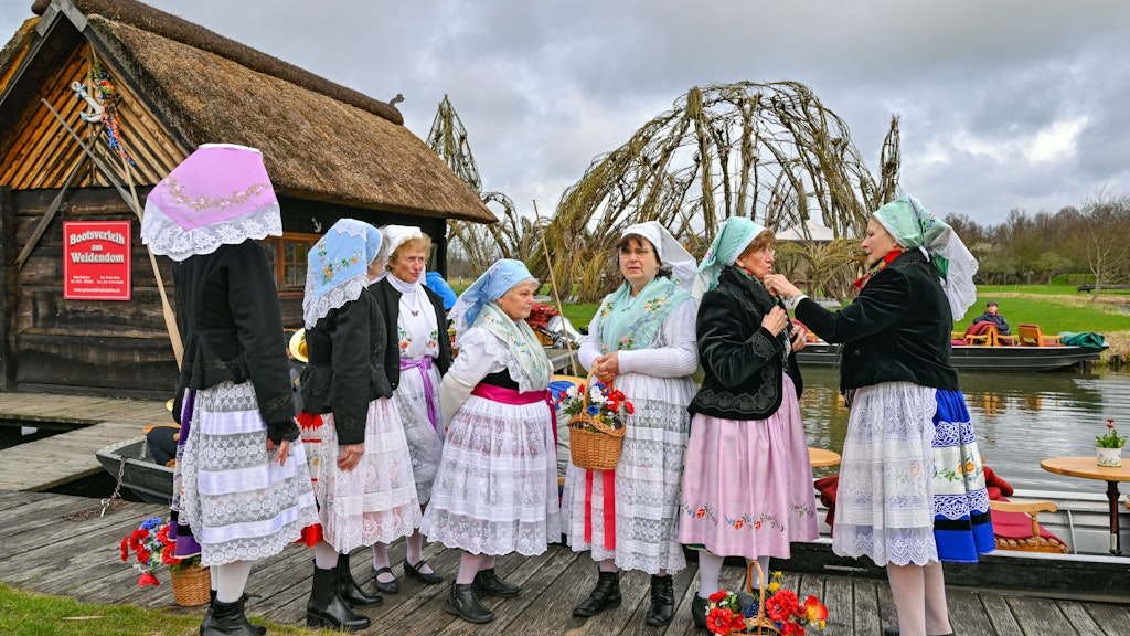 Zum Beginn der Sommer-Kahn-Saison in Schlepzig haben sich auch Frauen in sorbisch-wendische Festtracht geworfen.