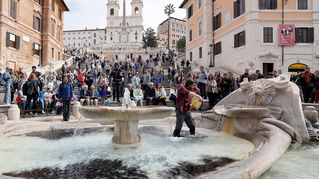 Vor den Augenzahlreicher Beobachter schütteten die Aktivisten Kohle-Farbe in den Brunnen an der Spanischen Treppe.