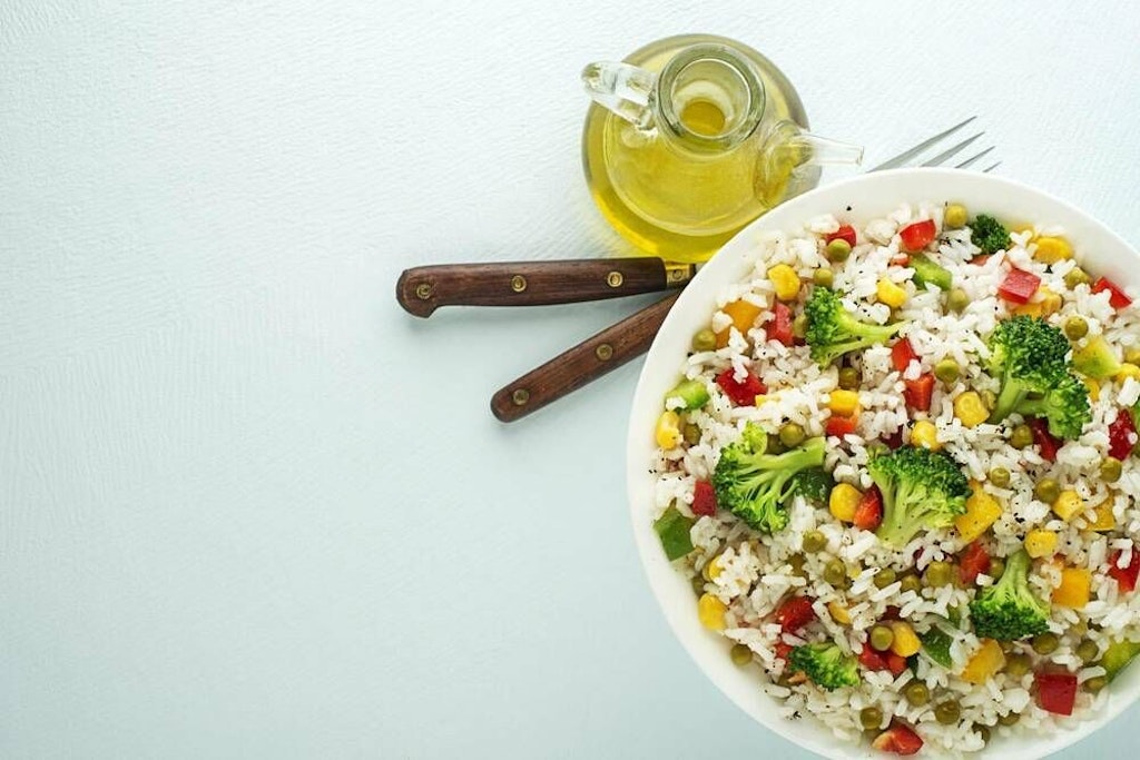 Der Reis-Salat mit Ananas und Brokkoli ist schnell gemacht und unglaublich lecker.